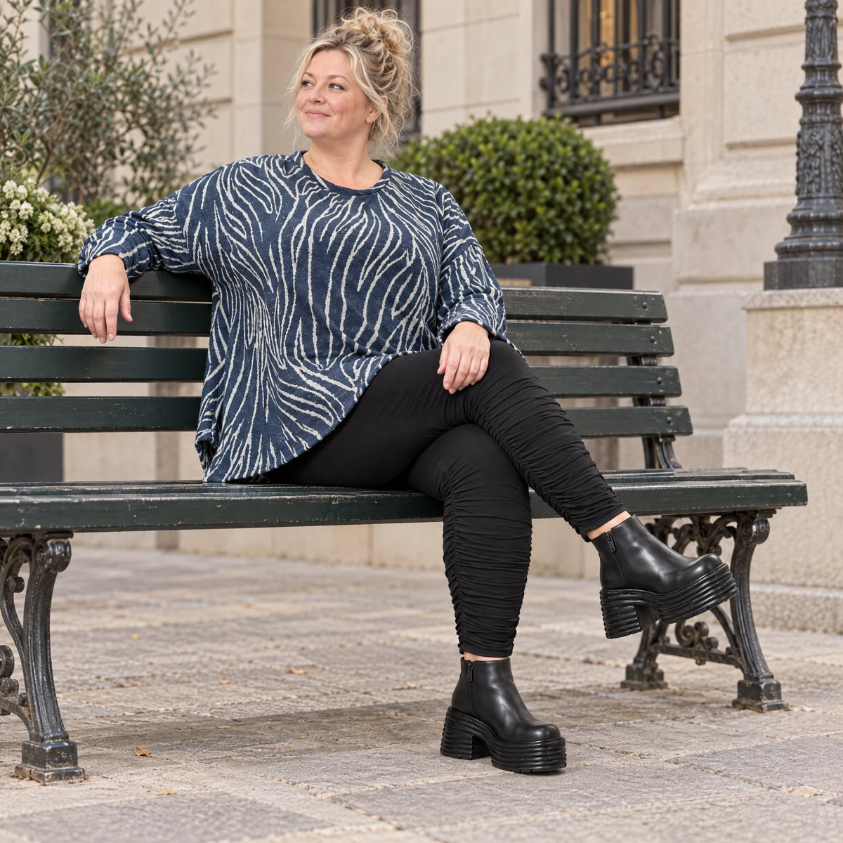 Langarmshirt aus weichem Feinstrick in Blau/Grau mit A-Linie und seitlichen Schlitzen