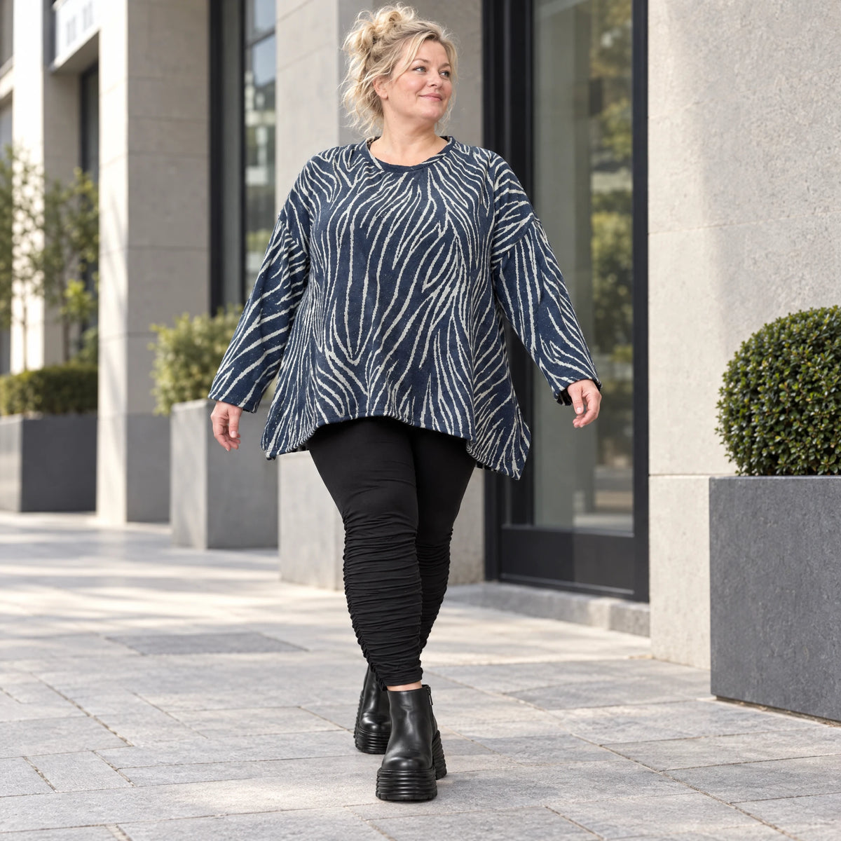 Langarmshirt aus weichem Feinstrick in Blau/Grau mit A-Linie und seitlichen Schlitzen