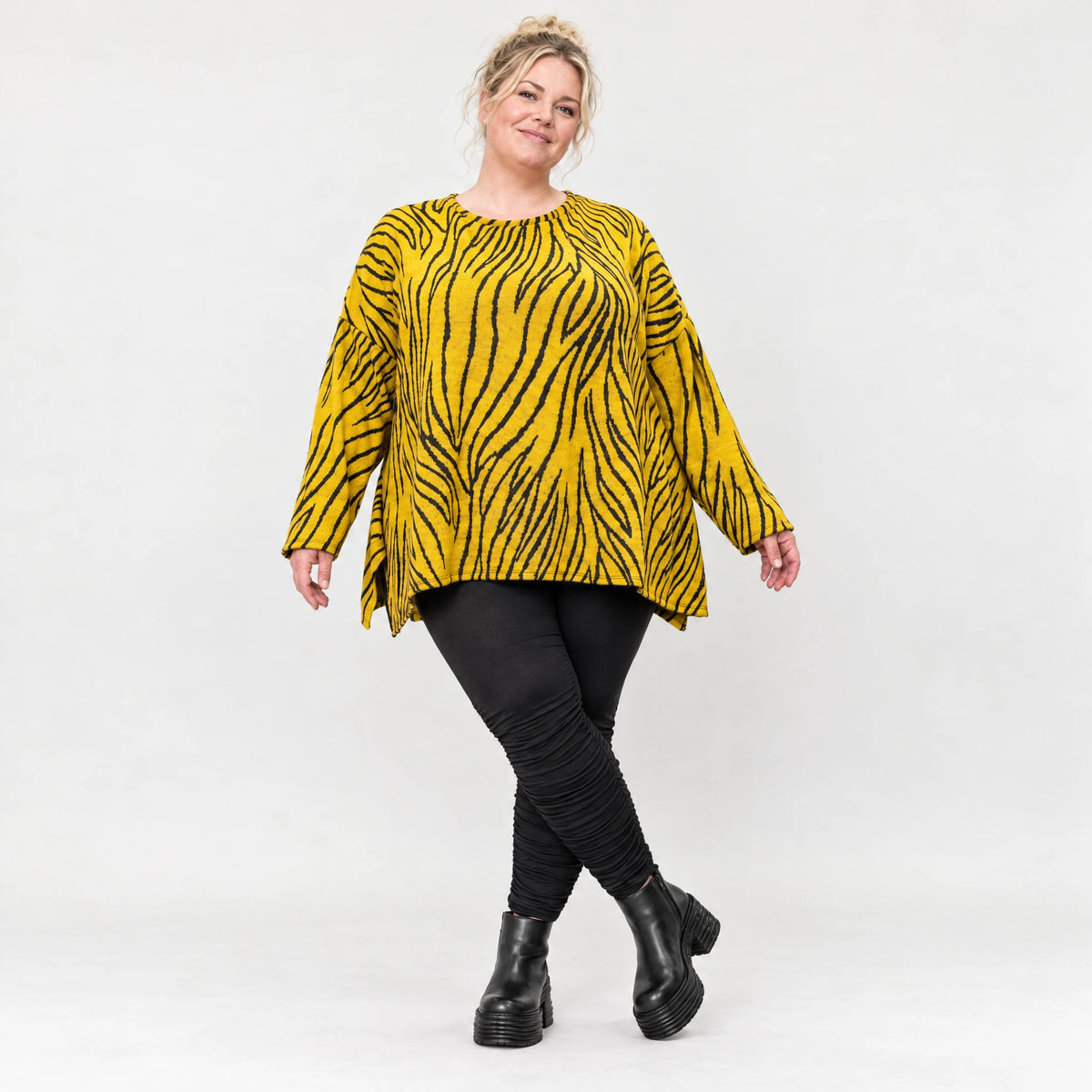 Flauschiges Strickshirt in Gelb/Schwarz mit Zebramuster in lockerer A-Linie und Schlitzen