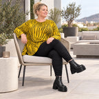Flauschiges Strickshirt in Gelb/Schwarz mit Zebramuster in lockerer A-Linie und Schlitzen