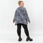 Kuschelig weiches Feinstrickshirt in Marineblau/Weiß mit Zebradessin und lässiger A-Linie