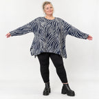 Kuschelig weiches Feinstrickshirt in Marineblau/Weiß mit Zebradessin und lässiger A-Linie