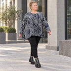 Kuschelig weiches Feinstrickshirt in Marineblau/Weiß mit Zebradessin und lässiger A-Linie