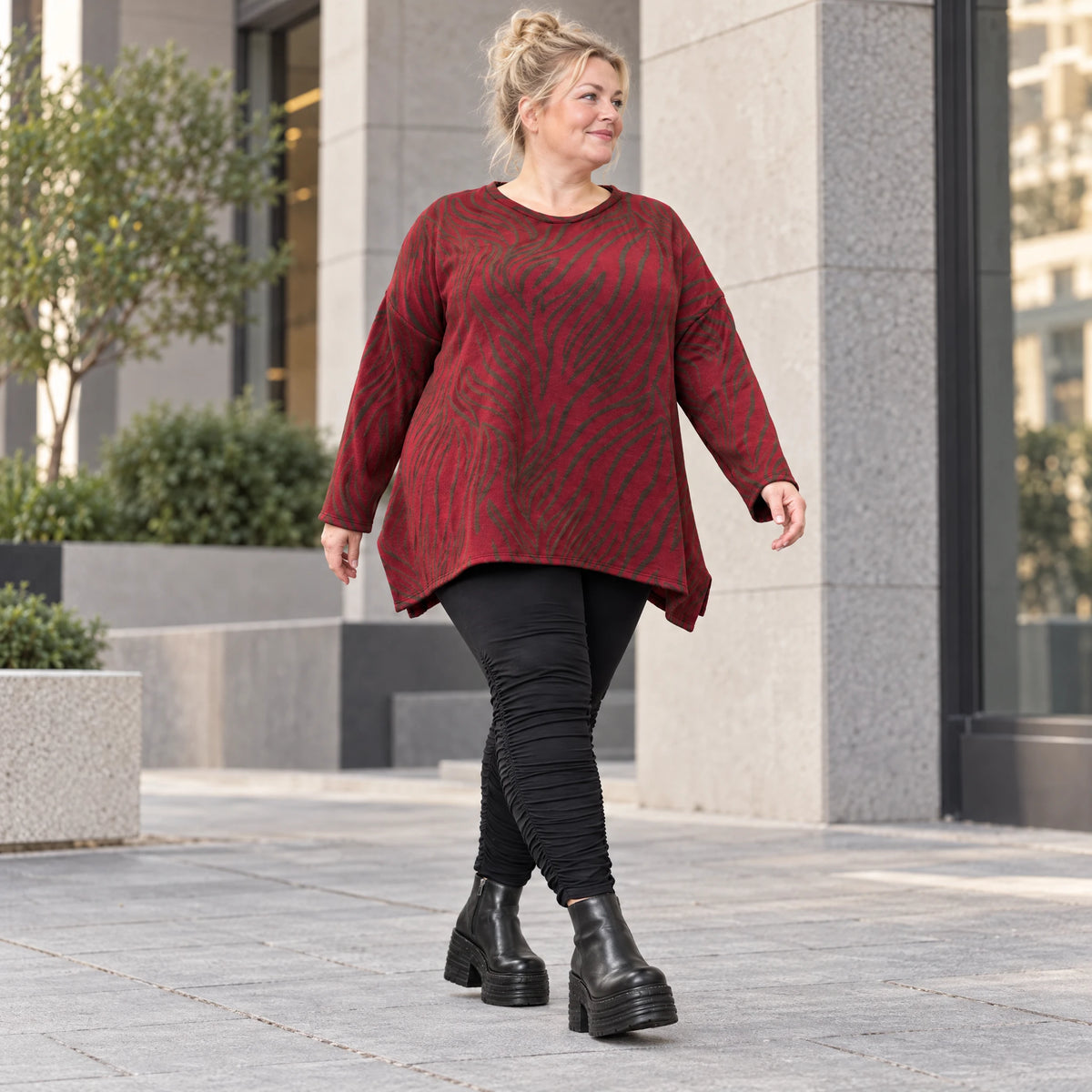 Flauschiges Feinstrickshirt in Rot/Braun mit Rundhalsausschnitt und fließender A-Linie