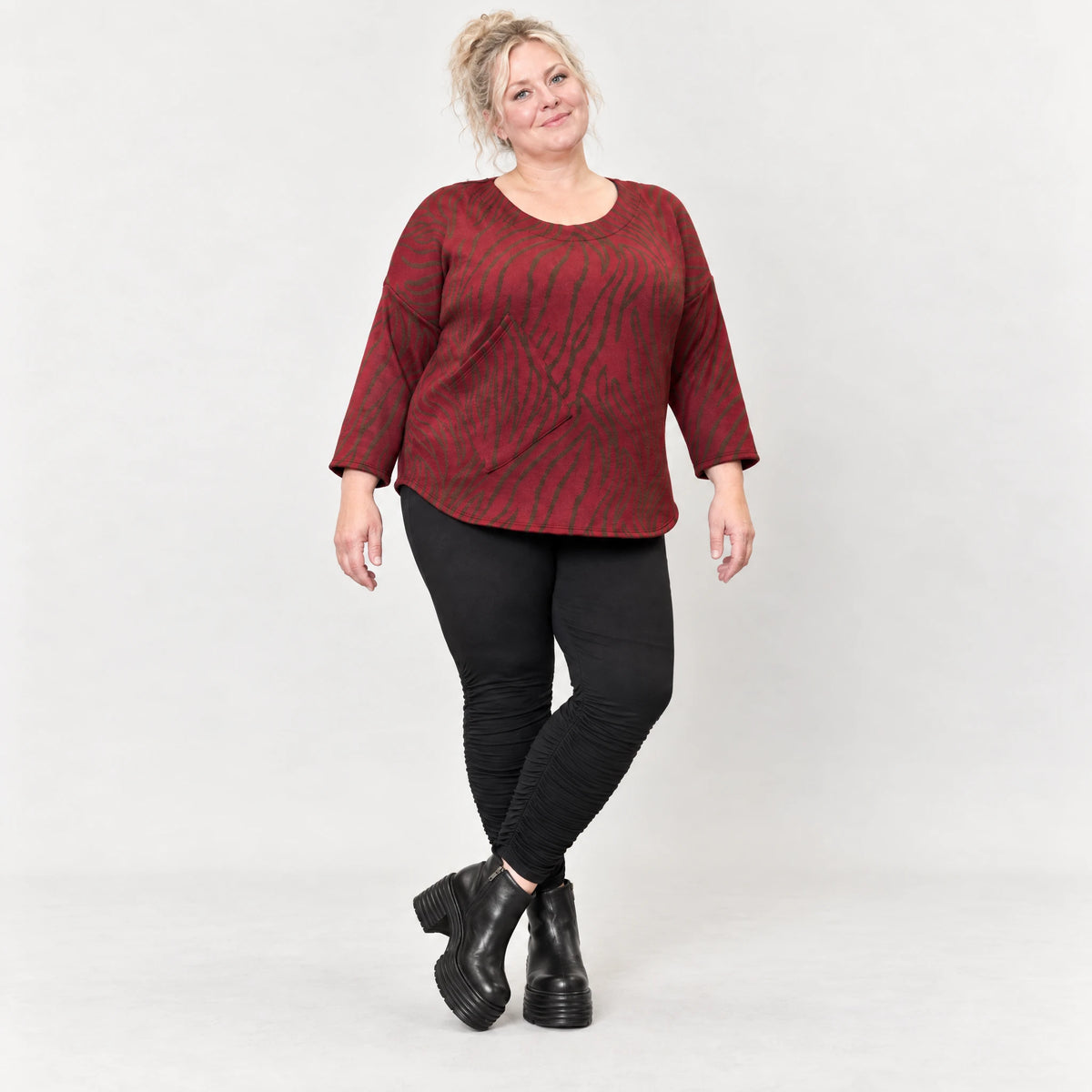 Warmes Langarmshirt aus Feinstrick mit Flauschgarn in Rot/Braun mit gerundeter Schnittform