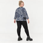 Langarmshirt aus Feinstrick mit Flauschgarn in Marineblau/Weiß mit Rundhals und Taschen