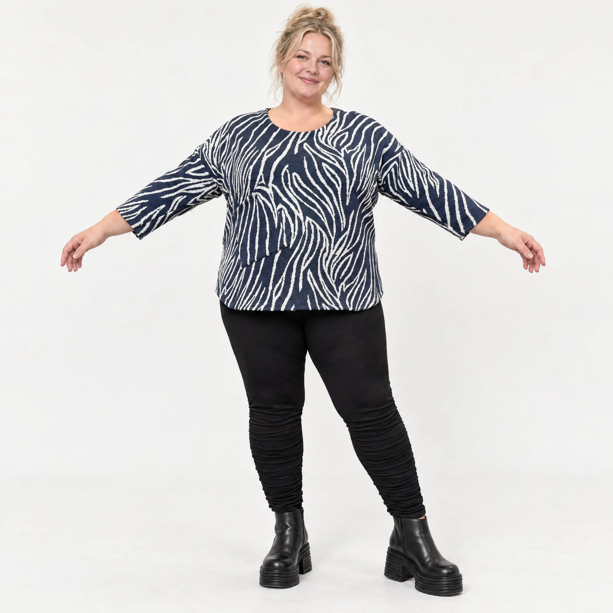 Langarmshirt aus Feinstrick mit Flauschgarn in Marineblau/Weiß mit Rundhals und Taschen
