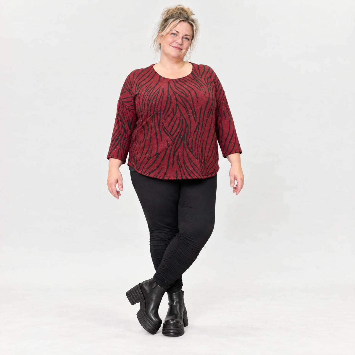 Langarmshirt aus kuscheligem Feinstrick mit Rundhalsausschnitt im Zebralook Rot/Schwarz