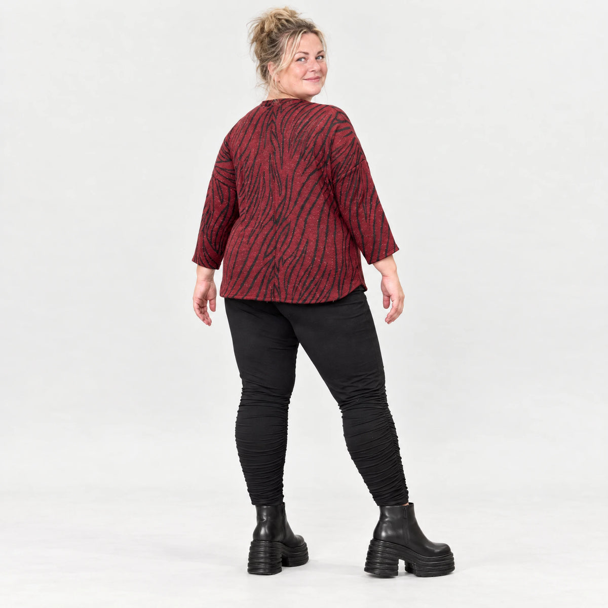 Langarmshirt aus kuscheligem Feinstrick mit Rundhalsausschnitt im Zebralook Rot/Schwarz