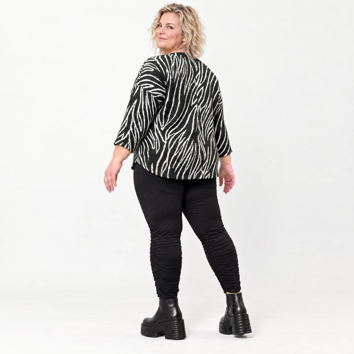 Kuscheliges Strickshirt in Schwarz/Weiß aus weichem Flauschgarn mit gerundeter Schnittform