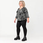 Kuscheliges Strickshirt in Schwarz/Weiß aus weichem Flauschgarn mit gerundeter Schnittform