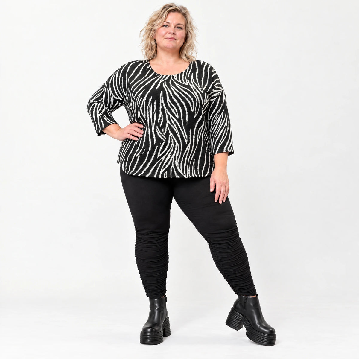 Kuscheliges Strickshirt in Schwarz/Weiß aus weichem Flauschgarn mit gerundeter Schnittform