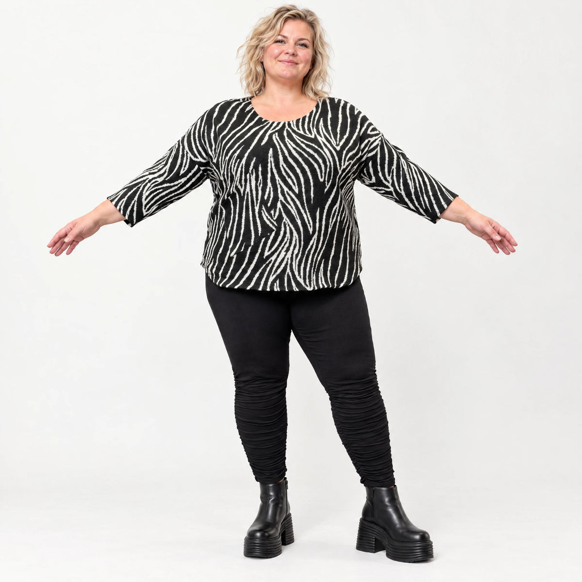 Kuscheliges Strickshirt in Schwarz/Weiß aus weichem Flauschgarn mit gerundeter Schnittform