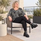 Kuscheliges Strickshirt in Schwarz/Weiß aus weichem Flauschgarn mit gerundeter Schnittform