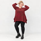 Flauschiges Feinstrickshirt aus Italien in Rot/Braun gemustert mit Rundhals und A-Linie
