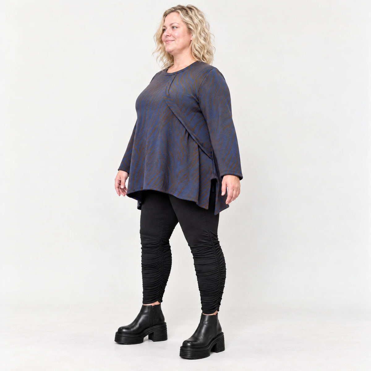Kuscheliges Langarmshirt aus flauschigem Feinstrick in Blau/Braun mit fallender A-Linie