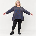 Kuscheliges Langarmshirt aus flauschigem Feinstrick in Blau/Braun mit fallender A-Linie