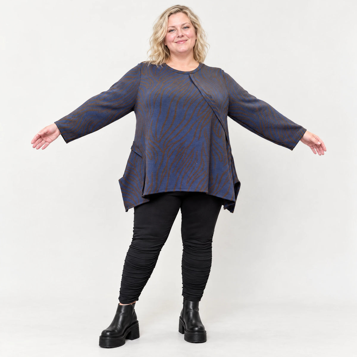 Kuscheliges Langarmshirt aus flauschigem Feinstrick in Blau/Braun mit fallender A-Linie