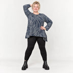 Italienisches Feinstrickshirt in Blau/Grau mit flauschigem Garn und schmeichelnder A-Linie