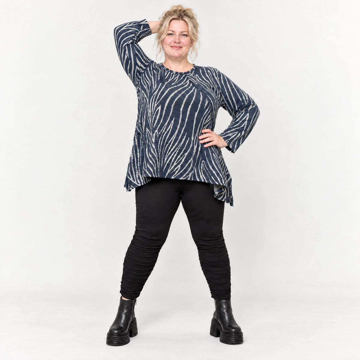 Italienisches Feinstrickshirt in Blau/Grau mit flauschigem Garn und schmeichelnder A-Linie