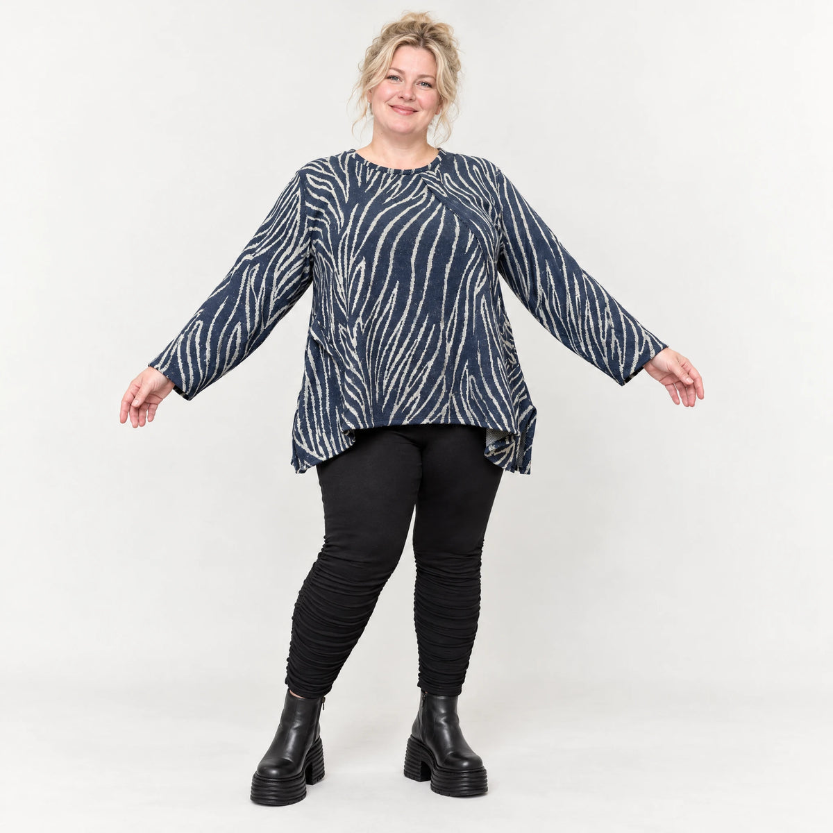 Italienisches Feinstrickshirt in Blau/Grau mit flauschigem Garn und schmeichelnder A-Linie