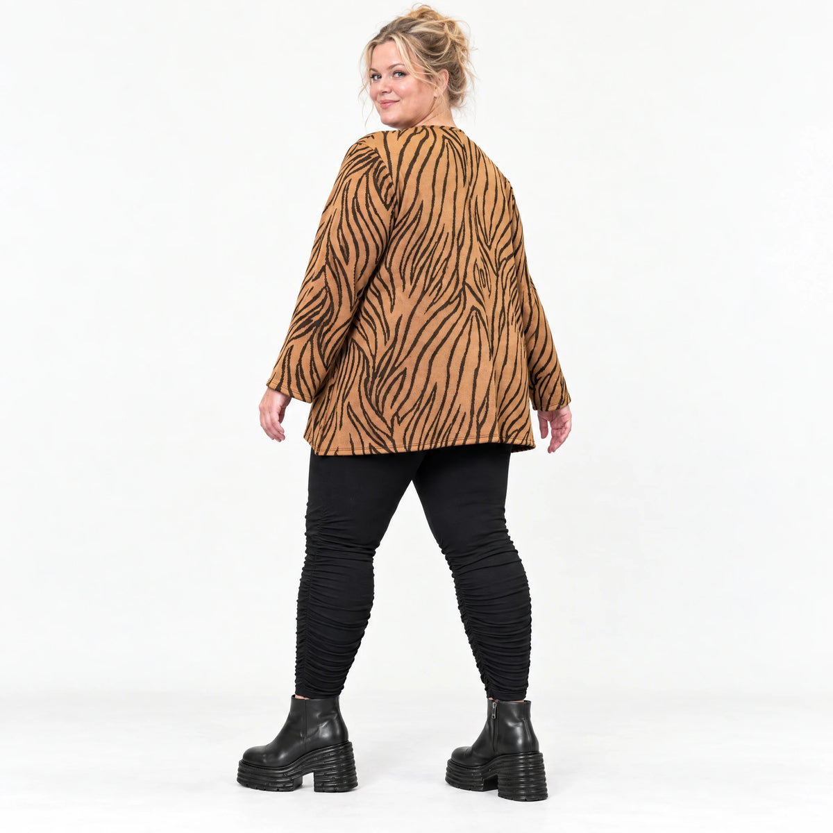 Flauschiges Langarmshirt in Braun/Schoko aus warmem Feinstrick mit schmeichelnder A-Linie