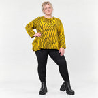 Kuscheliges Langarmshirt aus flauschigem Feinstrick in A-Linie mit Gelb/Schwarz Muster