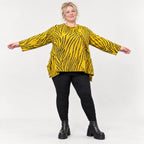 Kuscheliges Langarmshirt aus flauschigem Feinstrick in A-Linie mit Gelb/Schwarz Muster