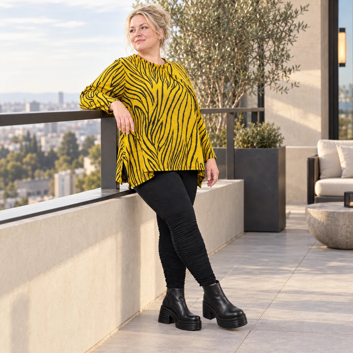 Kuscheliges Langarmshirt aus flauschigem Feinstrick in A-Linie mit Gelb/Schwarz Muster