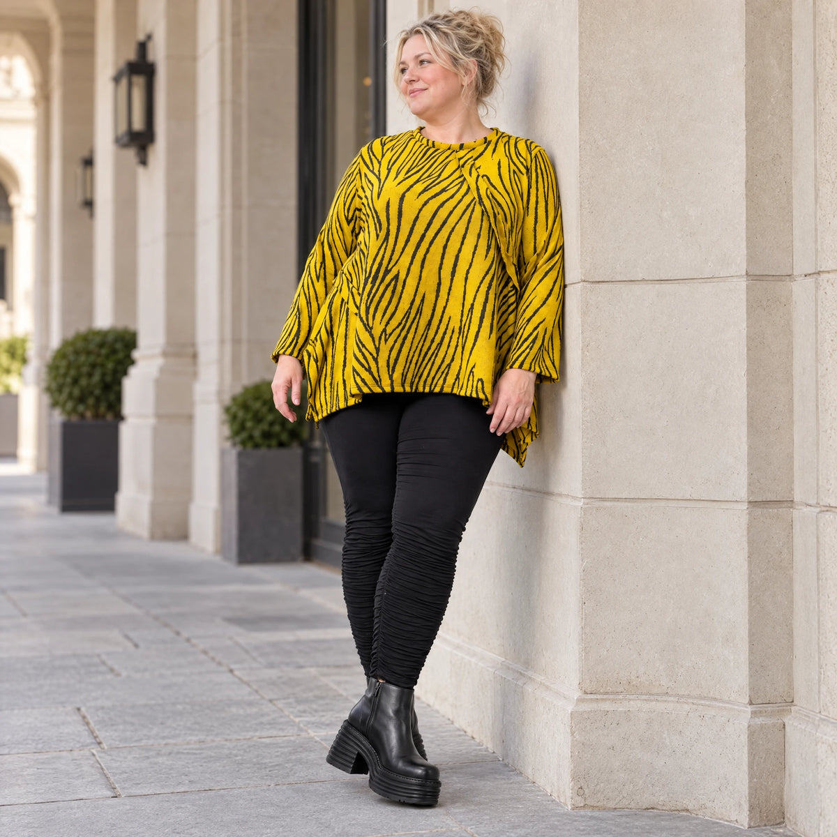 Kuscheliges Langarmshirt aus flauschigem Feinstrick in A-Linie mit Gelb/Schwarz Muster