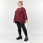 Flauschiges Strickoberteil in Rot/Schwarz mit ausgestellter A-Linie aus weichem Feinstrick