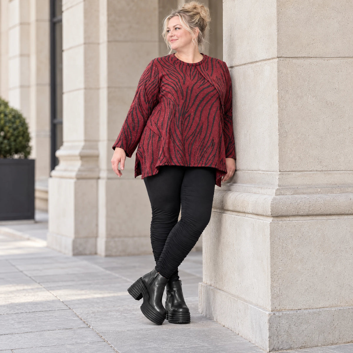 Flauschiges Strickoberteil in Rot/Schwarz mit ausgestellter A-Linie aus weichem Feinstrick