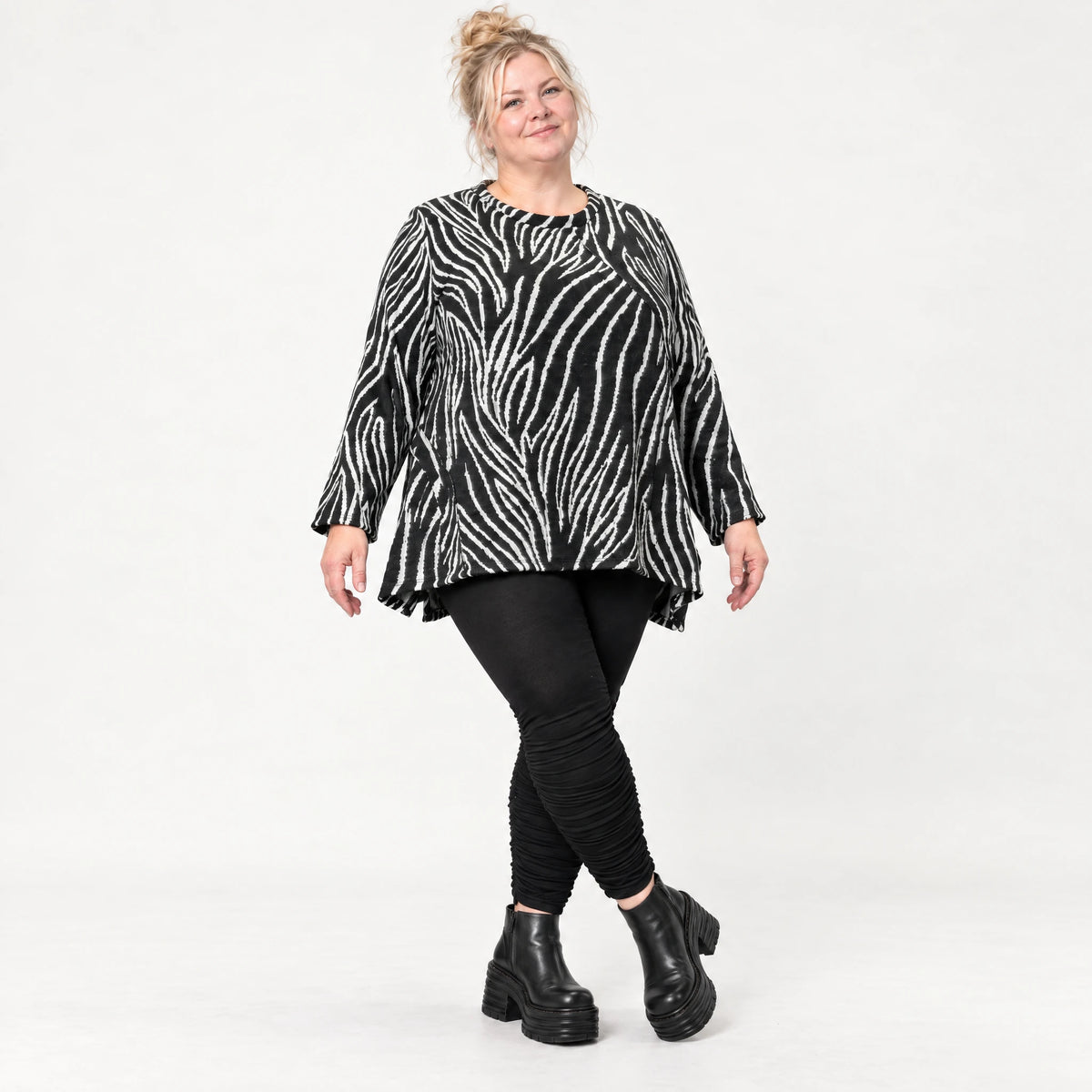 Langarmshirt in Schwarz/Weiß aus weichem Feinstrick mit Rundhalsausschnitt in A-Linie