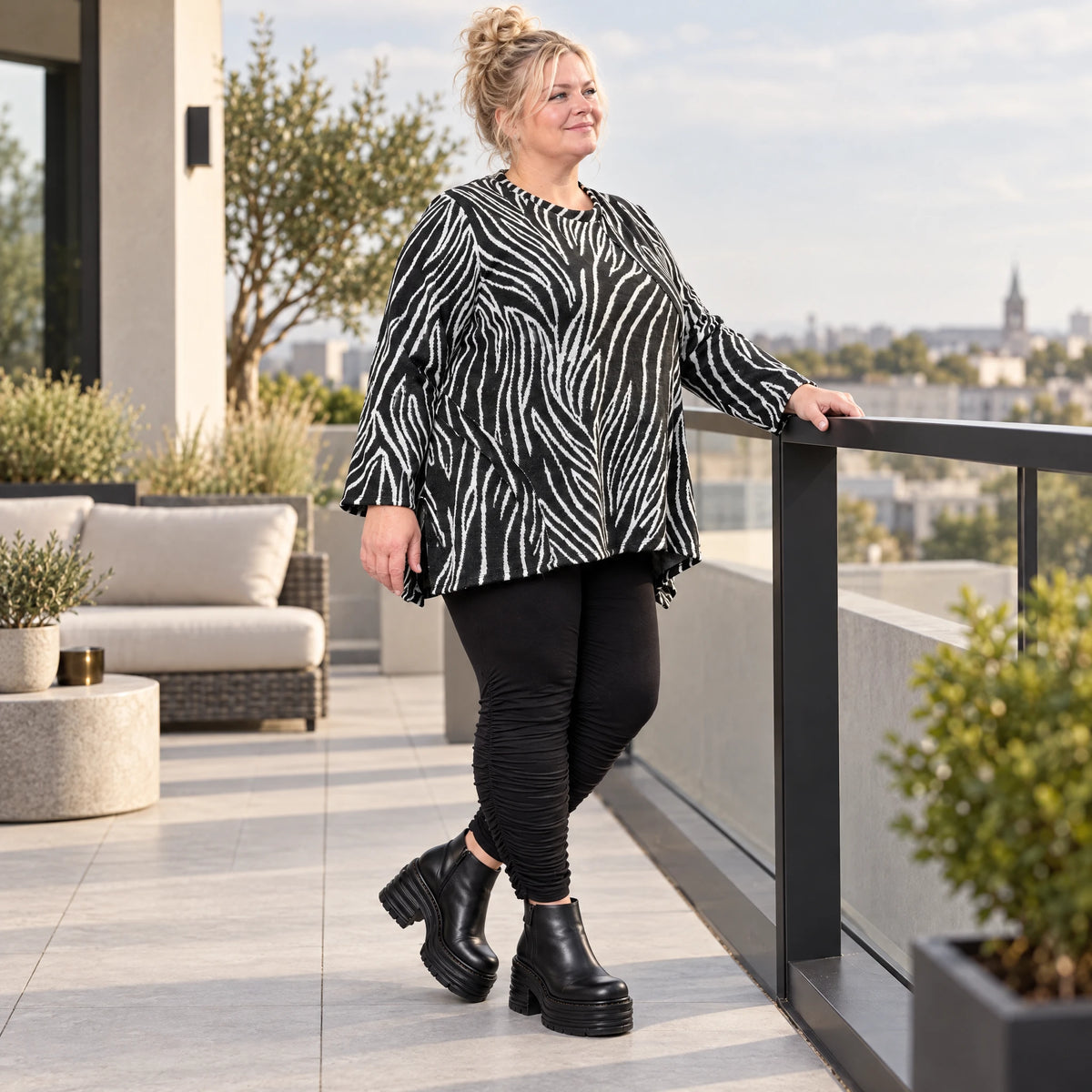 Langarmshirt in Schwarz/Weiß aus weichem Feinstrick mit Rundhalsausschnitt in A-Linie