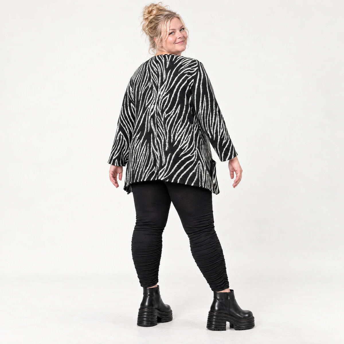 Langarmshirt in Schwarz/Weiß aus weichem Feinstrick mit Rundhalsausschnitt in A-Linie