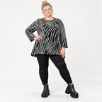 Langarmshirt in Schwarz/Weiß aus weichem Feinstrick mit Rundhalsausschnitt in A-Linie