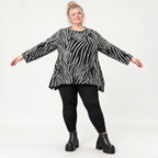 Langarmshirt in Schwarz/Weiß aus weichem Feinstrick mit Rundhalsausschnitt in A-Linie