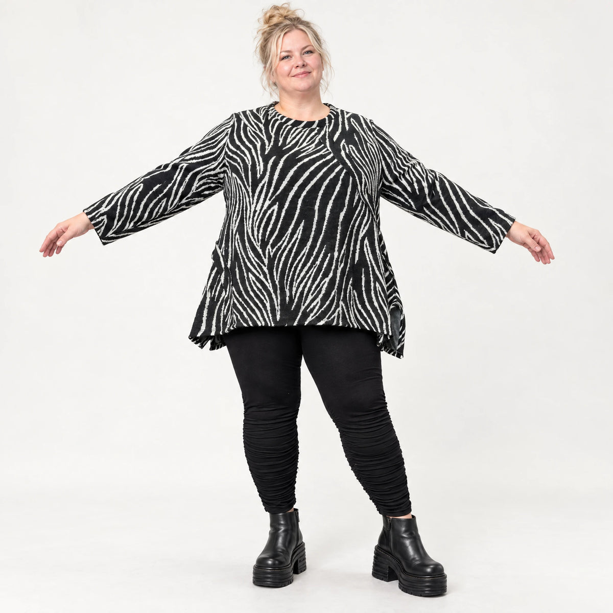 Langarmshirt in Schwarz/Weiß aus weichem Feinstrick mit Rundhalsausschnitt in A-Linie