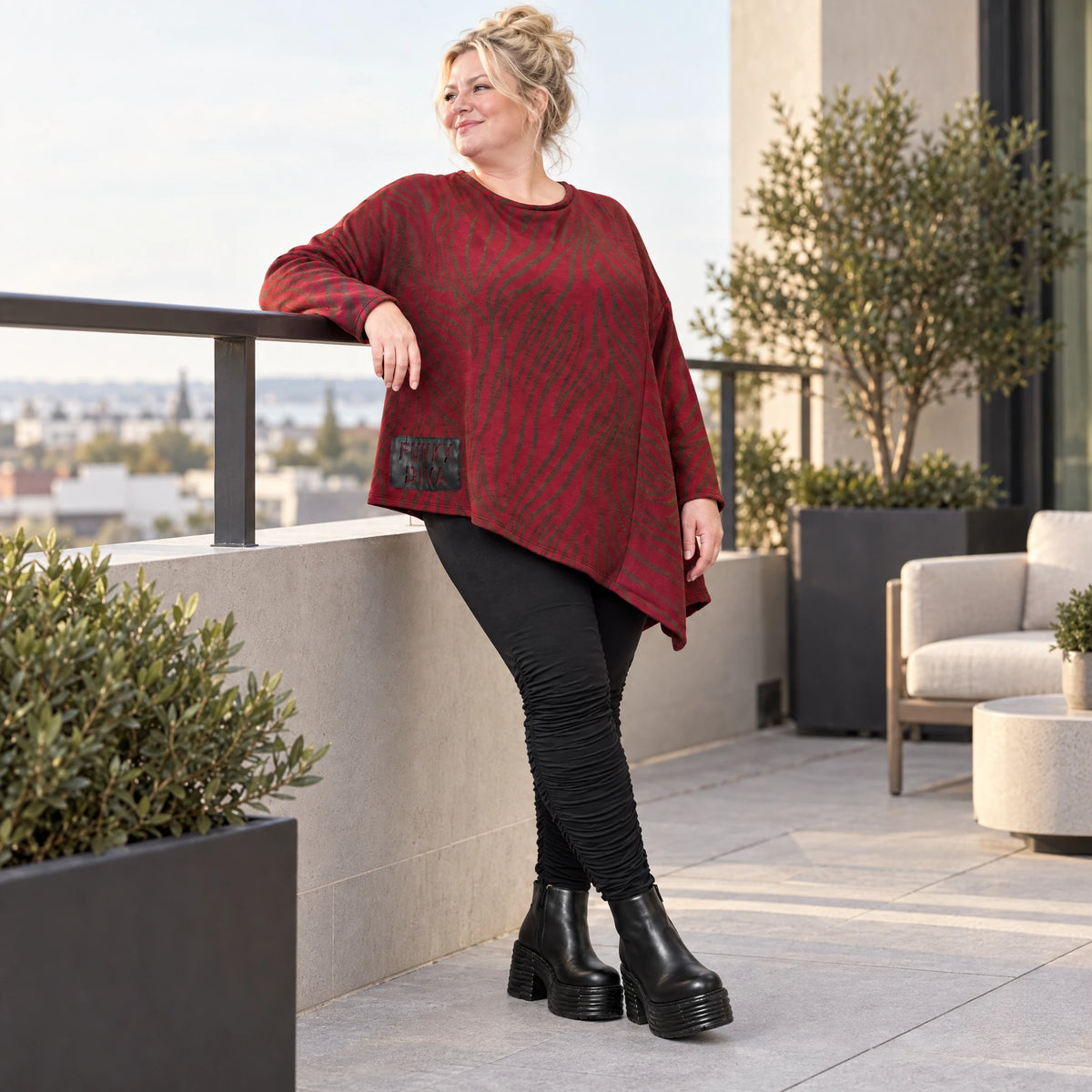 Langarmshirt aus flauschigem Feinstrick in Rot/Braun mit asymmetrischem Zipfelsaum