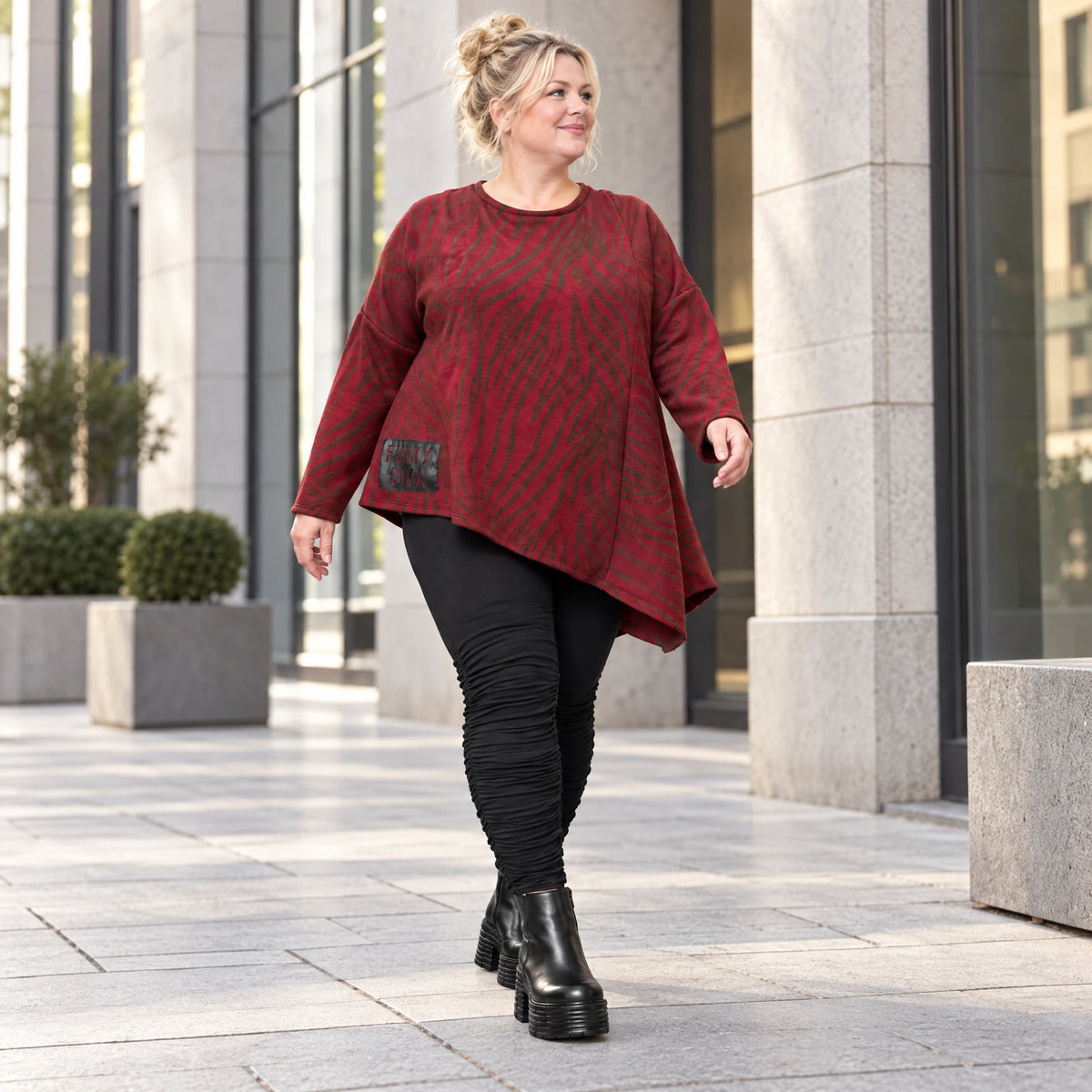 Langarmshirt aus flauschigem Feinstrick in Rot/Braun mit asymmetrischem Zipfelsaum