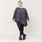 Flauschiges Strickshirt in Blau/Braun mit asymmetrischem Zipfelsaum und Rundhalsausschnitt