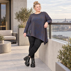 Flauschiges Strickshirt in Blau/Braun mit asymmetrischem Zipfelsaum und Rundhalsausschnitt