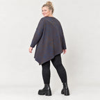 Flauschiges Strickshirt in Blau/Braun mit asymmetrischem Zipfelsaum und Rundhalsausschnitt