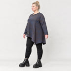 Flauschiges Strickshirt in Blau/Braun mit asymmetrischem Zipfelsaum und Rundhalsausschnitt
