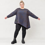 Flauschiges Strickshirt in Blau/Braun mit asymmetrischem Zipfelsaum und Rundhalsausschnitt