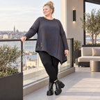 Flauschiges Strickshirt in Blau/Braun mit asymmetrischem Zipfelsaum und Rundhalsausschnitt