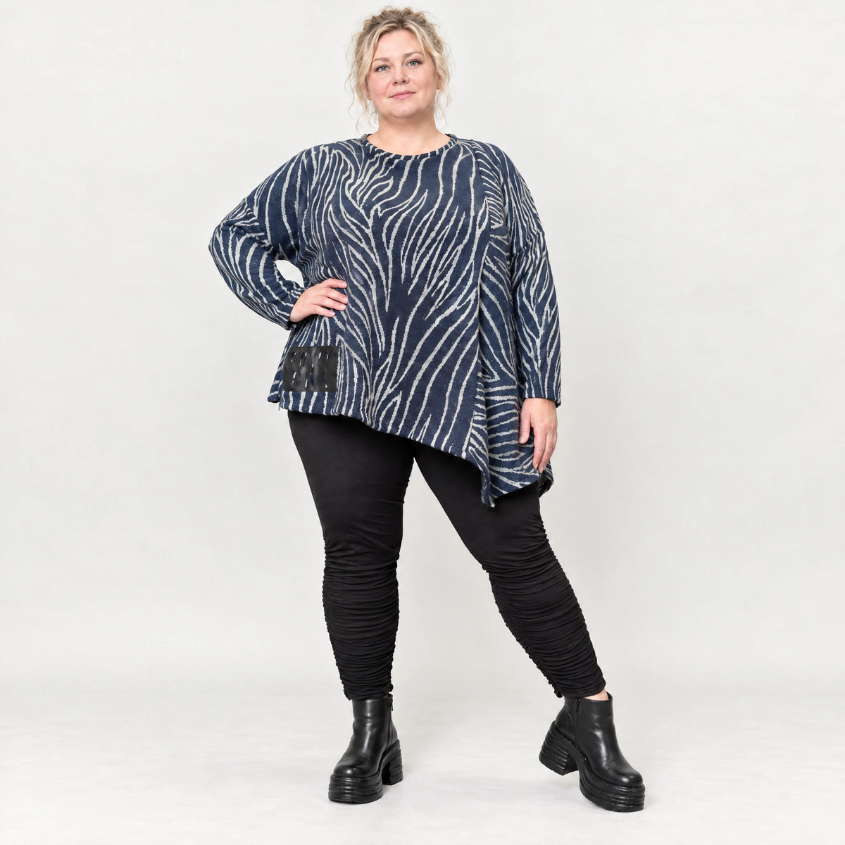 Flauschiges Langarmshirt aus Feinstrick in Blau/Grau mit asymmetrischem Zipfelsaum