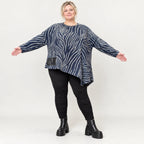 Flauschiges Langarmshirt aus Feinstrick in Blau/Grau mit asymmetrischem Zipfelsaum
