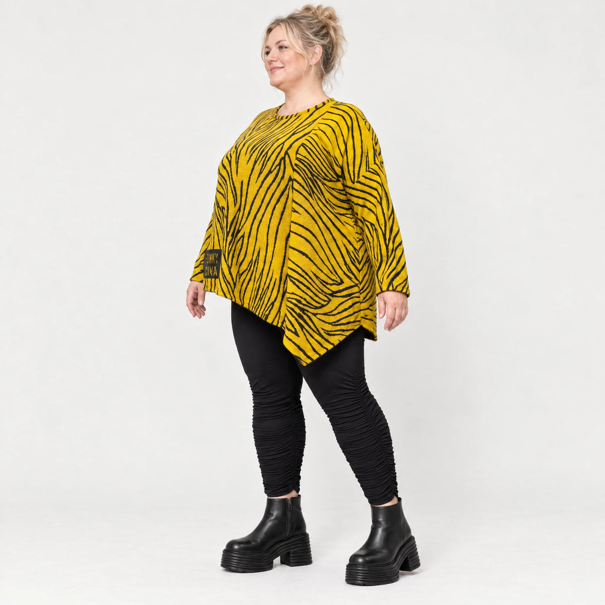 Feinstrickshirt in Gelb/Schwarz mit asymmetrischem Zipfelsaum und flauschigem Garn
