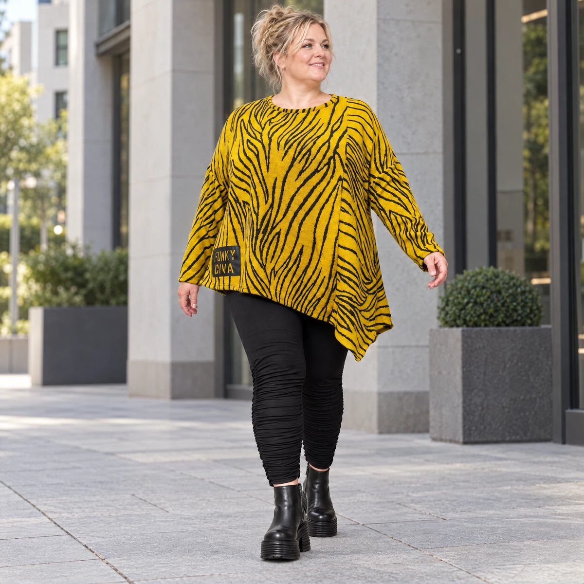 Feinstrickshirt in Gelb/Schwarz mit asymmetrischem Zipfelsaum und flauschigem Garn